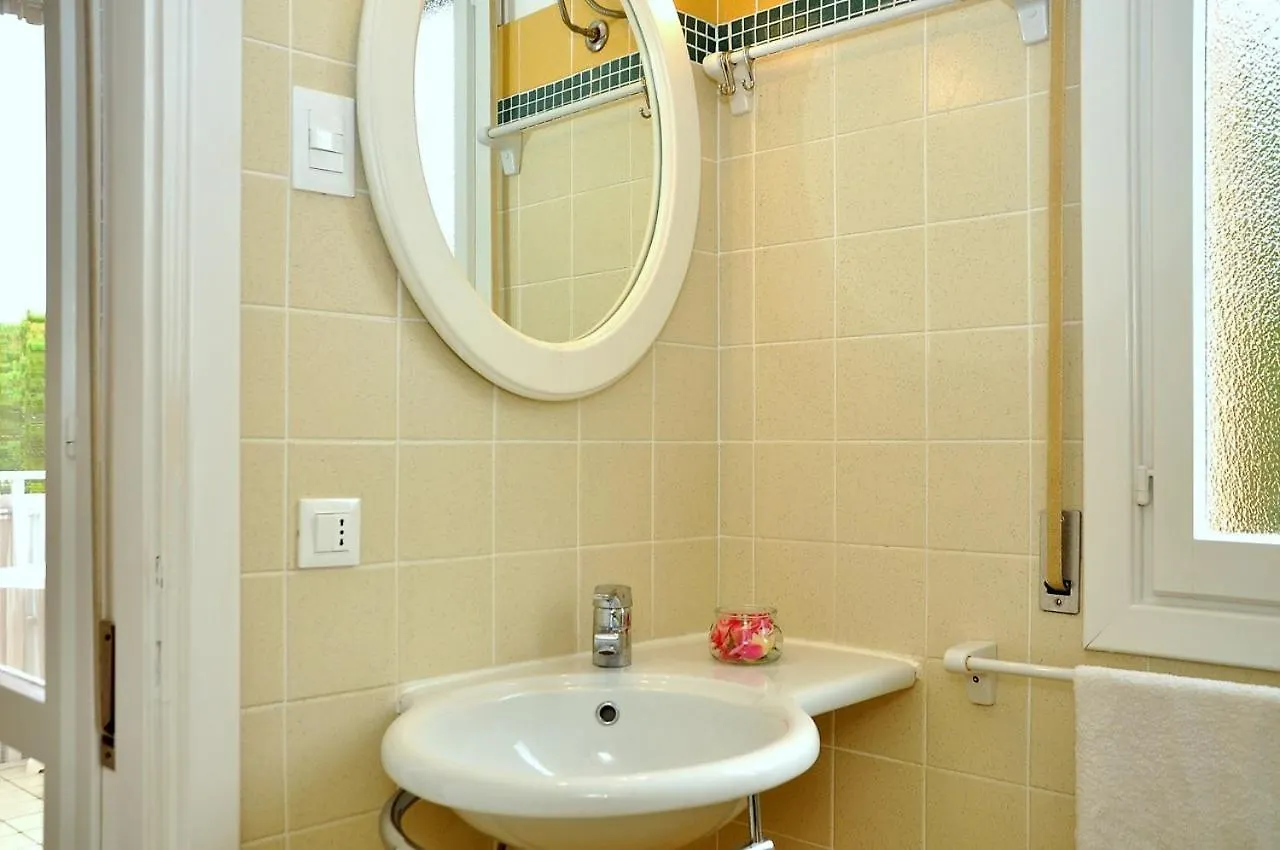One-Bedroom Apartment With Balcony And Ac Bibione 0*,
